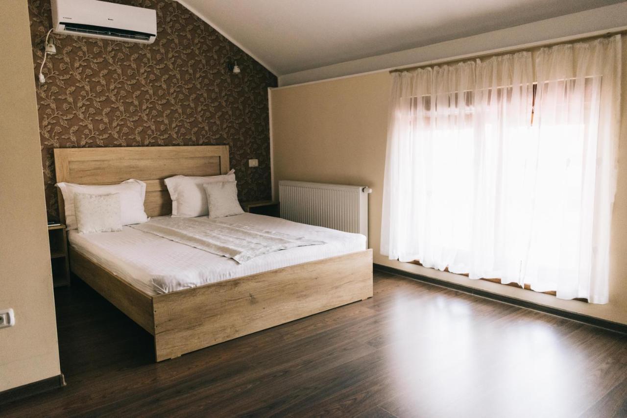 La Tusi Lovrin Hotel Eksteriør billede